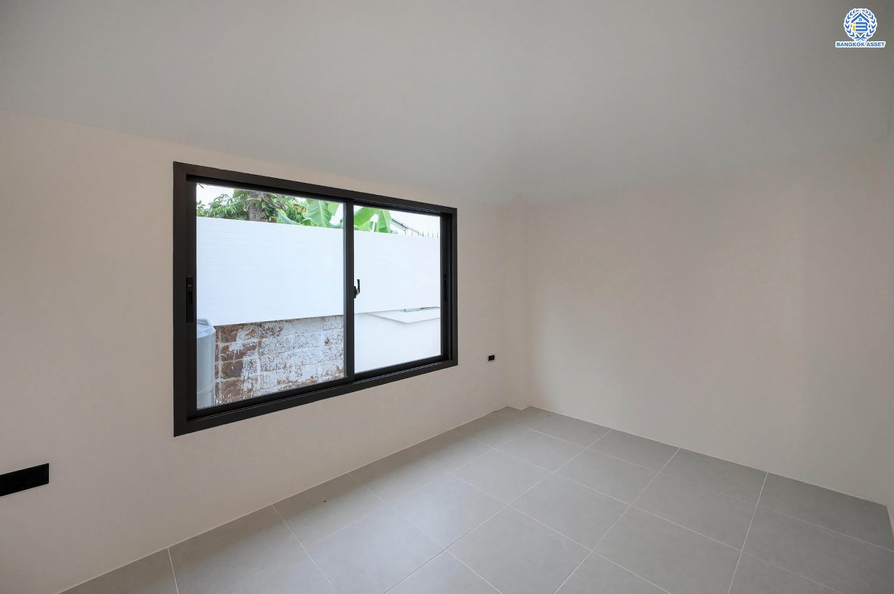 บ้านเดี่ยวฟิลคฤหาสน์มือสองตกแต่งใหม่ แบรนด์ LH ดีไซน์สุดหรูหรา โครงการ ลดาวัลย์ ปิ่นเกล้า เนื้อที่ 214 ตร.ว. บนพื้นที่ใช้สอยถึง 553.48 ตร.ม. ฟังก์ชันจัดเต็ม 4 ห้องนอน 5 ห้องน้ำ 1 ห้องอเนกประสงค์ 1 ห้องแม่บ้าน จอดรถได้ถึง 2 คัน ทำเลติดถนนบรมราชชนนี เชื่อมต่อหลายเส้นทาง ใกล้มหาวิทยาลัยมหิดล และเซ็นทรัลศาลายา